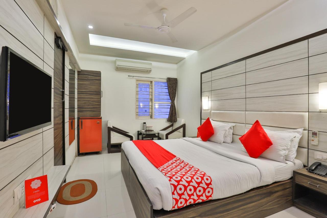 Oyo 2351 Hotel Golden Plaza Amhedabad Dış mekan fotoğraf