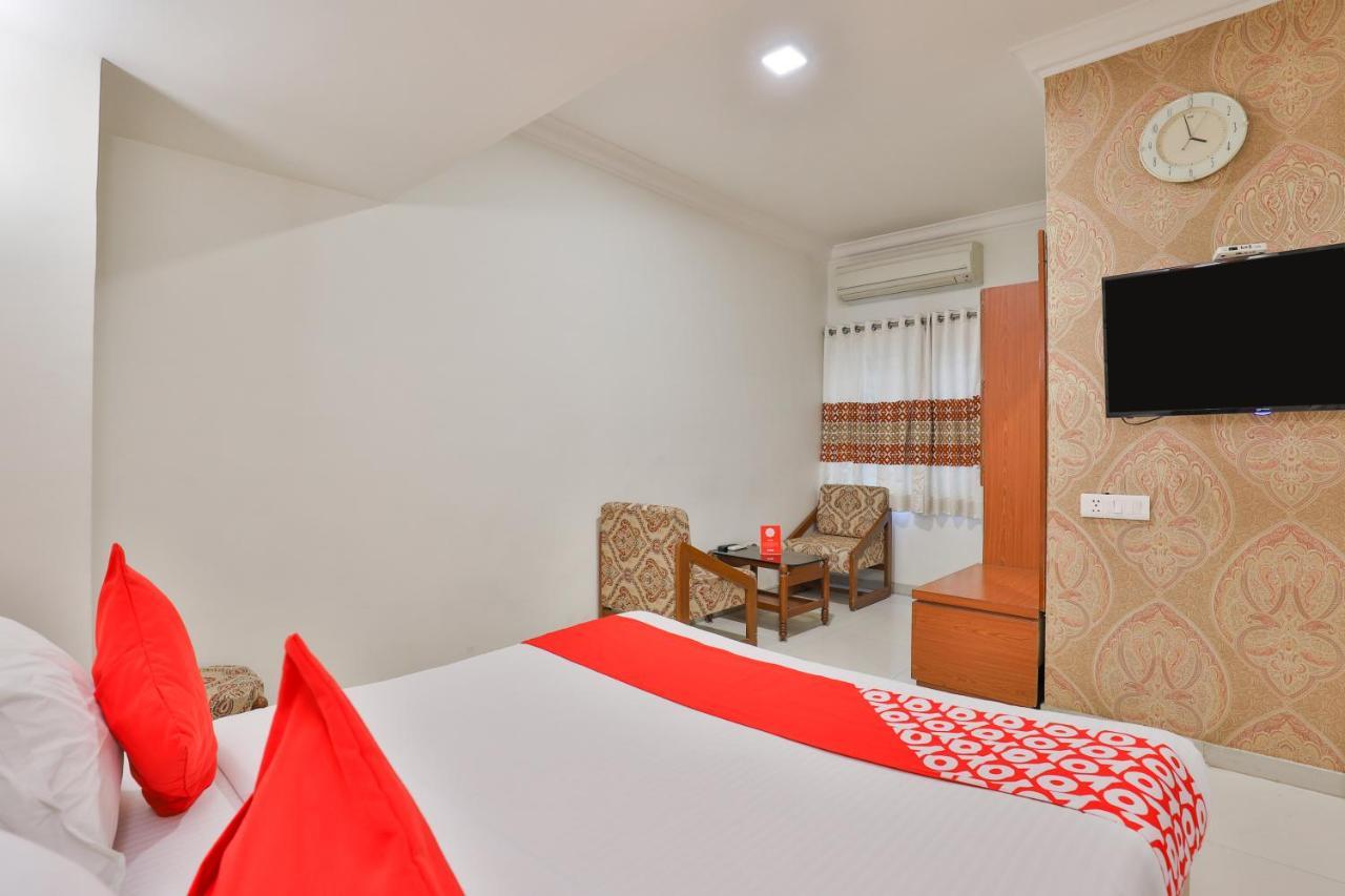 Oyo 2351 Hotel Golden Plaza Amhedabad Dış mekan fotoğraf