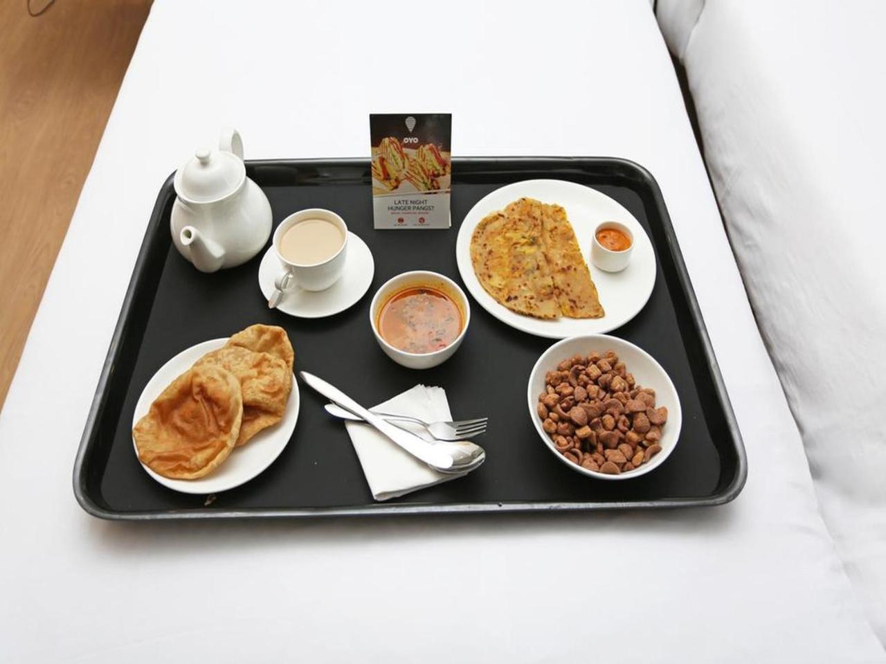 Oyo 2351 Hotel Golden Plaza Amhedabad Dış mekan fotoğraf