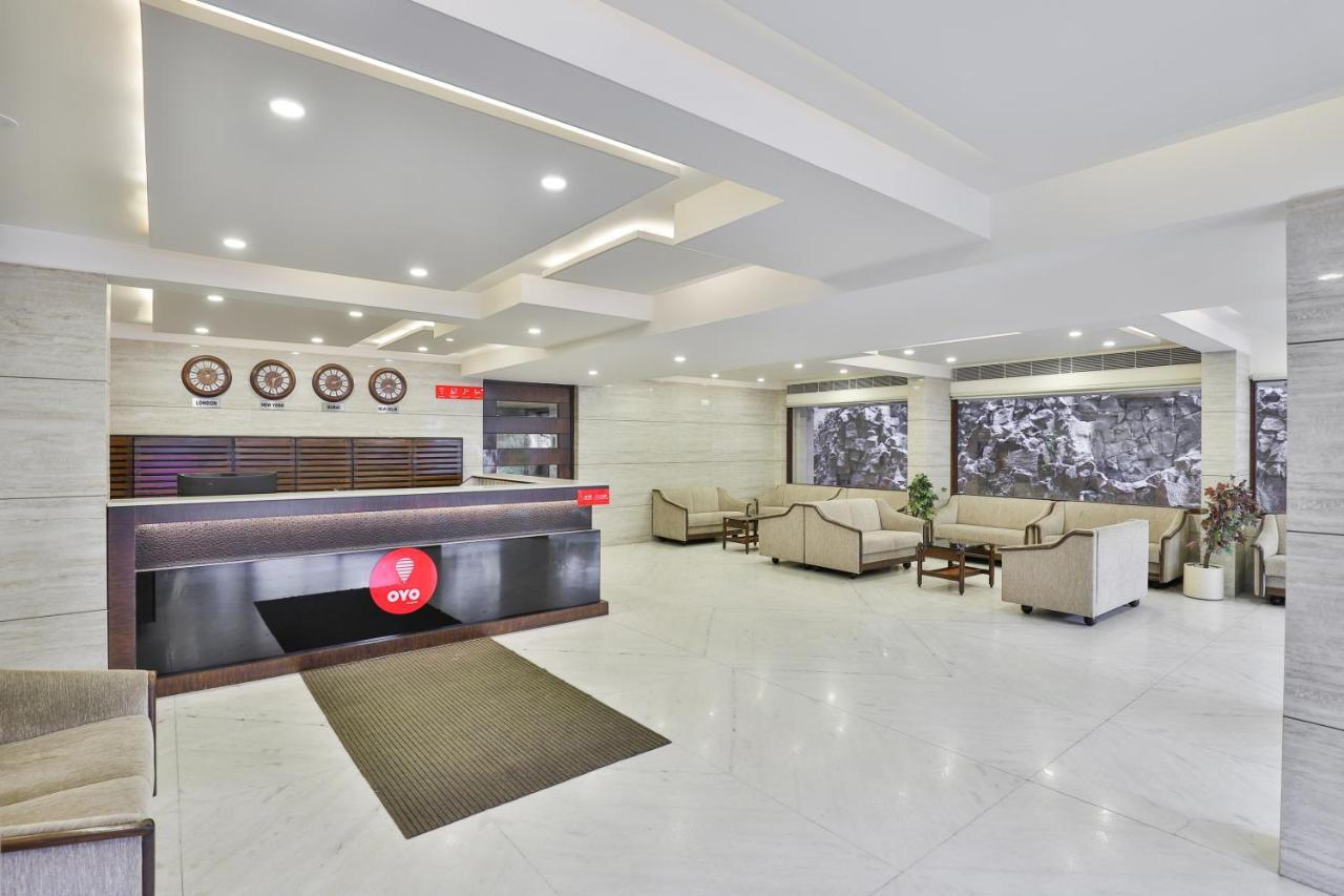 Oyo 2351 Hotel Golden Plaza Amhedabad Dış mekan fotoğraf