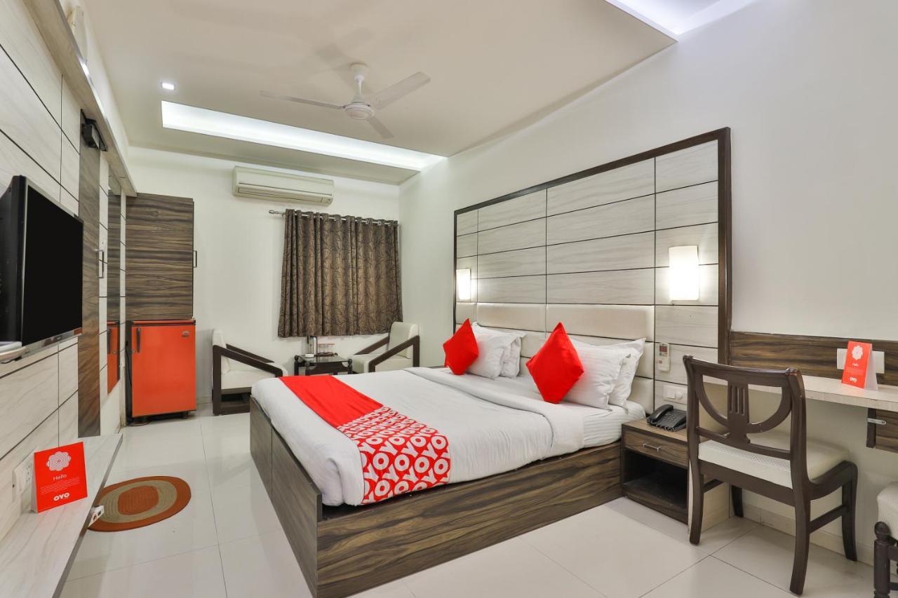 Oyo 2351 Hotel Golden Plaza Amhedabad Dış mekan fotoğraf