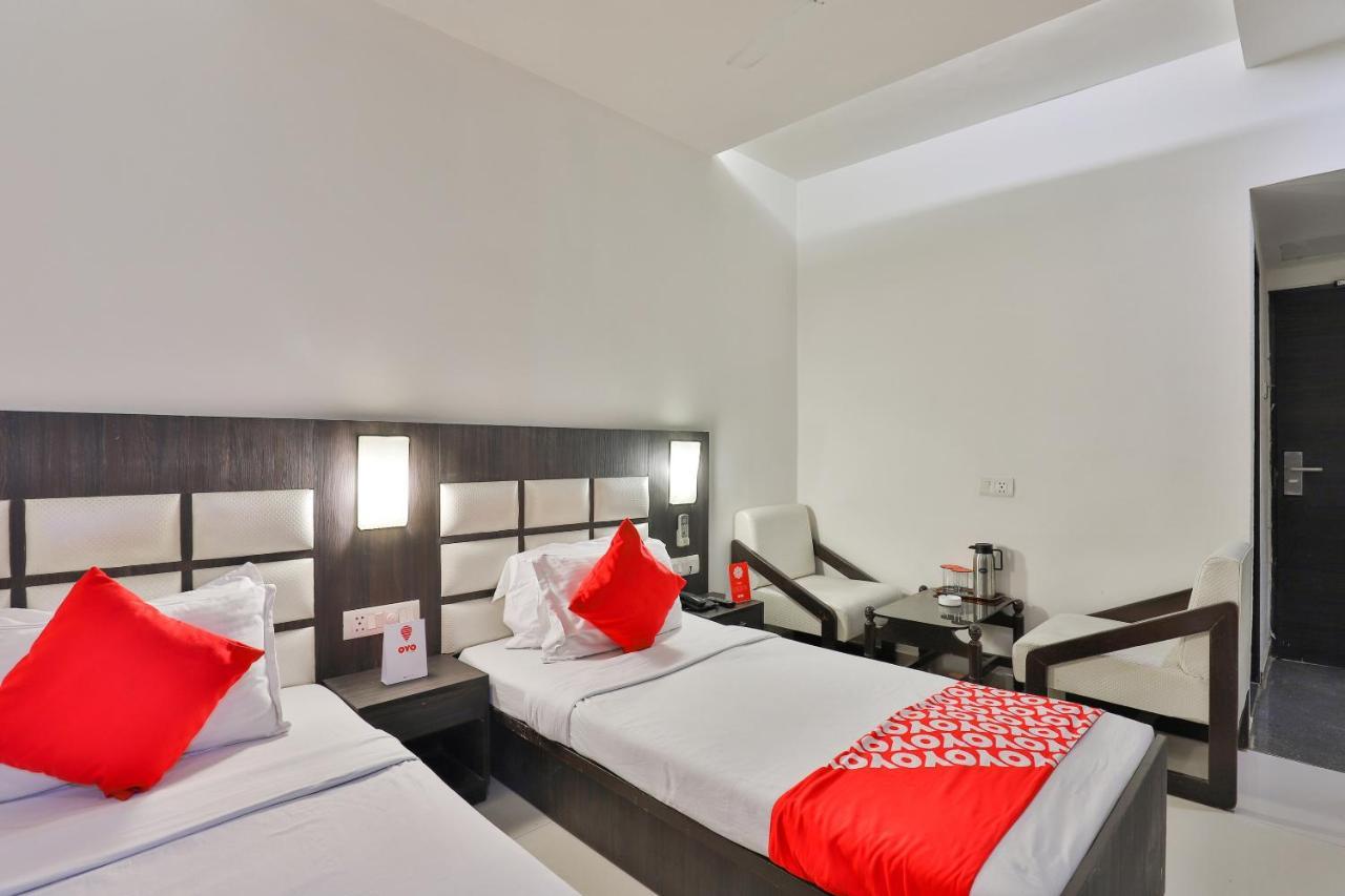 Oyo 2351 Hotel Golden Plaza Amhedabad Dış mekan fotoğraf