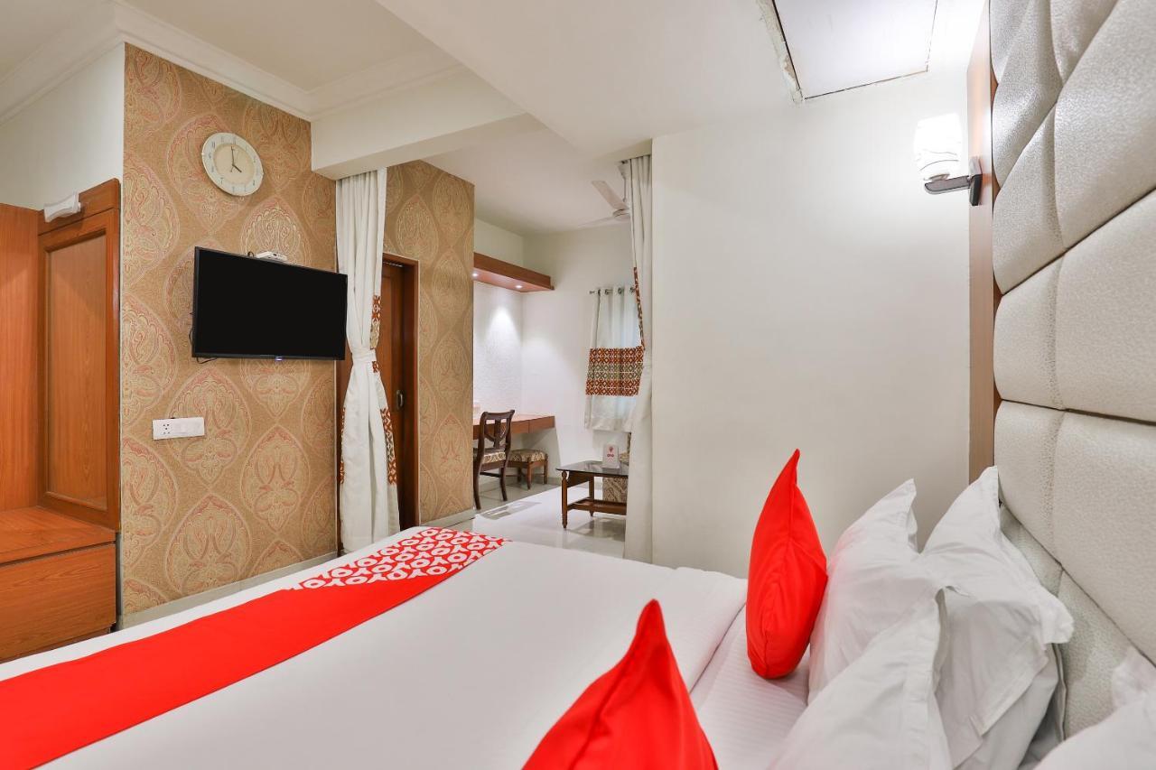 Oyo 2351 Hotel Golden Plaza Amhedabad Dış mekan fotoğraf