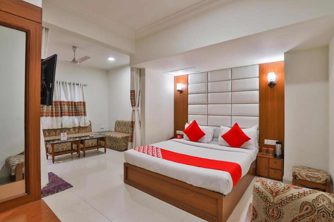 Oyo 2351 Hotel Golden Plaza Amhedabad Dış mekan fotoğraf