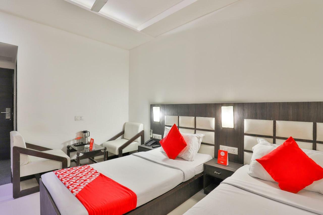 Oyo 2351 Hotel Golden Plaza Amhedabad Dış mekan fotoğraf