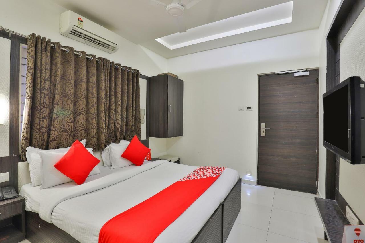 Oyo 2351 Hotel Golden Plaza Amhedabad Dış mekan fotoğraf