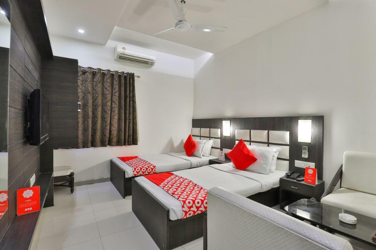 Oyo 2351 Hotel Golden Plaza Amhedabad Dış mekan fotoğraf